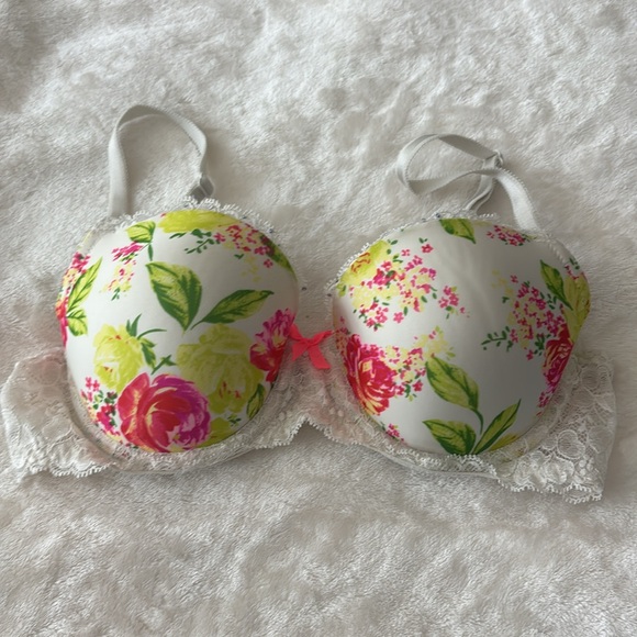 Victoria’s Secret Bra Bundle - Picture 4 of 6